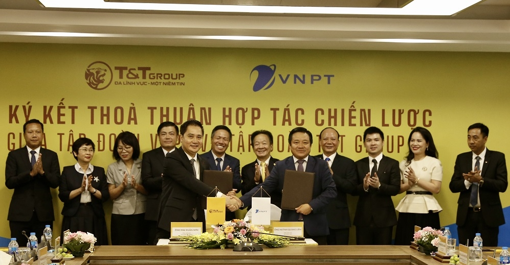 Ông Mai Xuân Sơn - Tổng Giám đốc Tập đoàn T&T Group (bên trái) và ông Huỳnh Quang Liêm - Tổng Giám đốc Tập đoàn VNPT (bên phải) trao Thỏa thuận hợp tác chiến lược tổng thể, toàn diện.