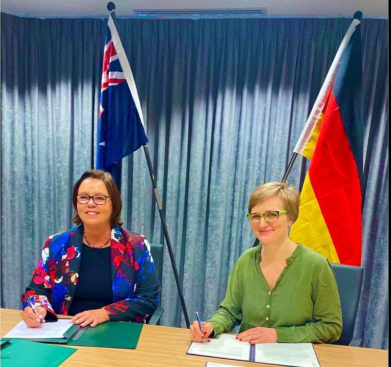 Bà Hon Madeleine King, Bộ trưởng Bộ Tài nguyên vùng Bắc Úc (trái) và TS. Franziska Brantner, Nghị sĩ Quốc hội, Quốc vụ khanh Bộ Kinh tế và Bảo vệ khí hậu, Đức (phải)