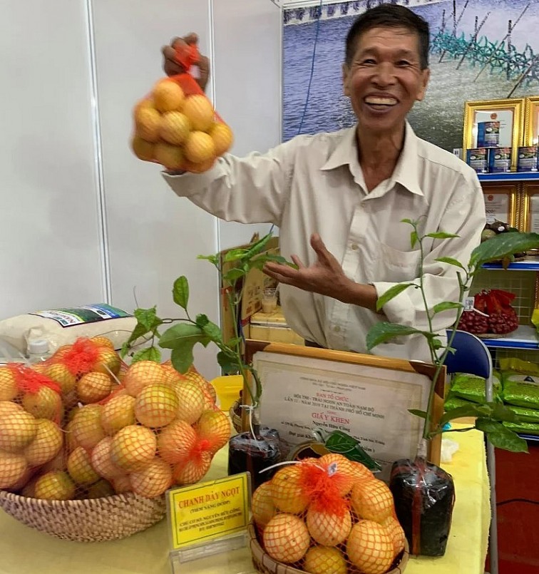 Trái chanh dây khi chín chuyển sang màu vàng ăn có vị ngọt của nhãn lồng.