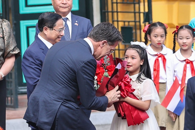Các cháu thiếu nhi nhiệt liệt chào đón và tặng Thủ tướng Hà Lan Mark Rutte bó hoa tươi thắm - Ảnh: VGP