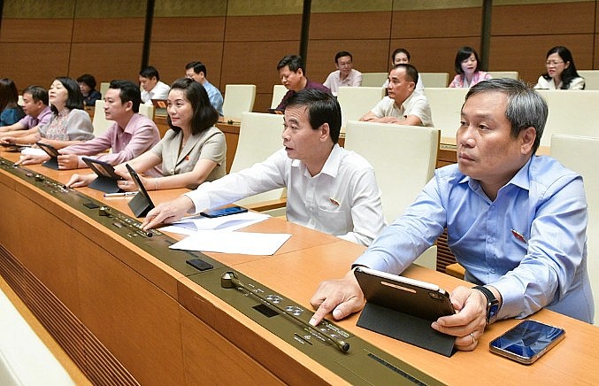 Các đại biểu Quốc hội biểu quyết thông qua nghị quyết dự toán ngân sách Nhà nước năm 2024