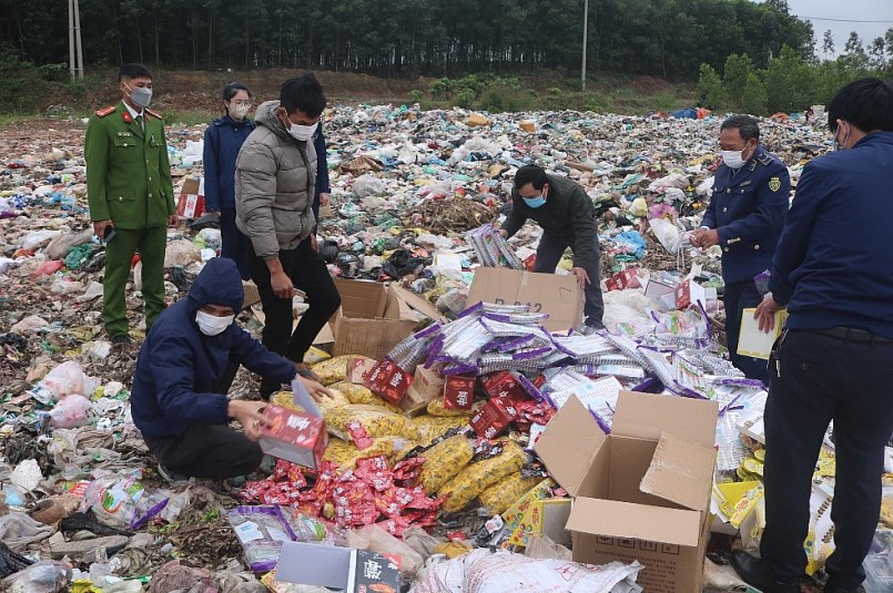 Quảng Bình: Tiêu hủy hàng nghìn thực phẩm nhập lậu, không đảm bảo an toàn