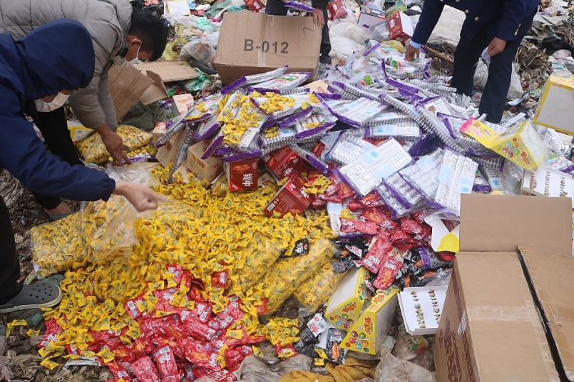 Quảng Bình: Tiêu hủy hàng nghìn thực phẩm nhập lậu, không đảm bảo an toàn
