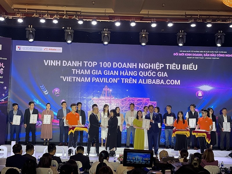 Trao chứng nhận cho 100 doanh nghiệp tiêu biểu tham gia gian hàng Quốc gia Việt Nam “Vietnam Pavilion” trên sàn thương mại điện tử Alibaba.com.