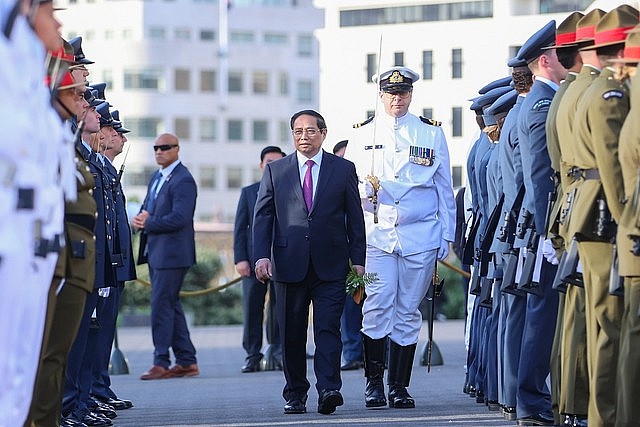 Đội trưởng đội danh dự quân đội New Zealand mời Thủ tướng Chính phủ duyệt đội danh dự - Ảnh: VGP