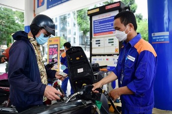 Giá xăng dầu đồng loạt tăng, RON95 vượt 24.000 đồng/lít
