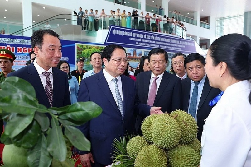 Thủ tướng Phạm Minh Chính tham quan gian trưng bày, giới thiệu sản phẩm nông nghiệp của tỉnh Vĩnh Long. 