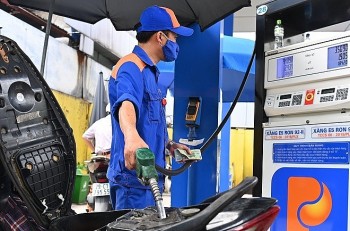 Giá xăng RON 95 giảm 10 đồng, dầu đồng loạt tăng