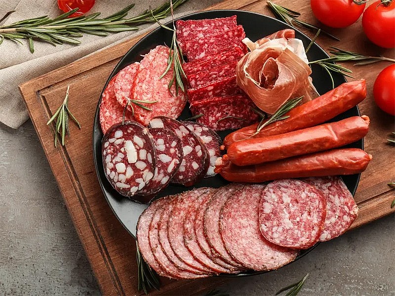 Thịt chế biến sẵn và đồ uống có cồn sẽ tăng nguy cơ mắc một bệnh ung thư khác nhau 