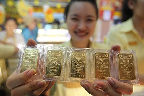 Vàng trong nước đắt hơn thế giới gần 14 triệu đồng/lượng.