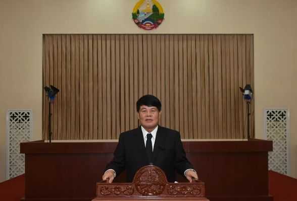 Bộ trưởng, Chủ nhiệm Văn phòng Phủ Thủ tướng Lào Buakhong Nammavong trình bày thông cáo.