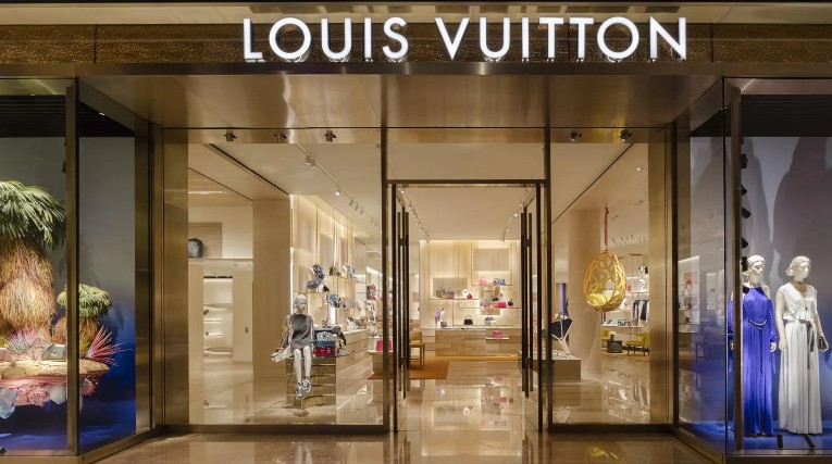 Người Việt đang chi bao nhiêu tiền mua hàng hiệu Louis Vuitton, Chanel, Gucci?