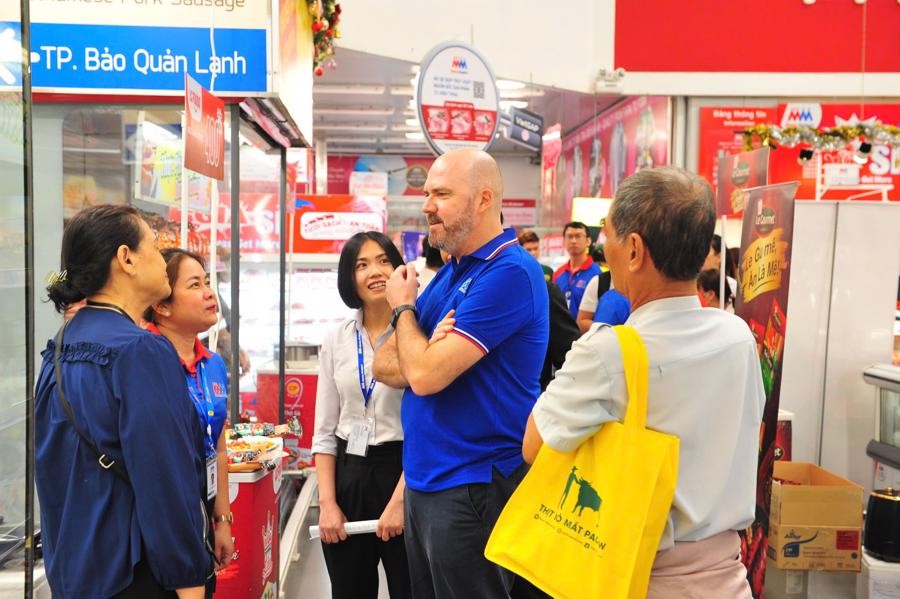 ông Regis Delesque, Giám đốc vận hành MM Mega Market Việt Nam (áo phông xanh),