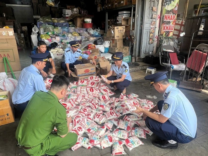 Lực lượng chức năng phát hiện mì chính có dấu hiệu giả mạo nhãn mác