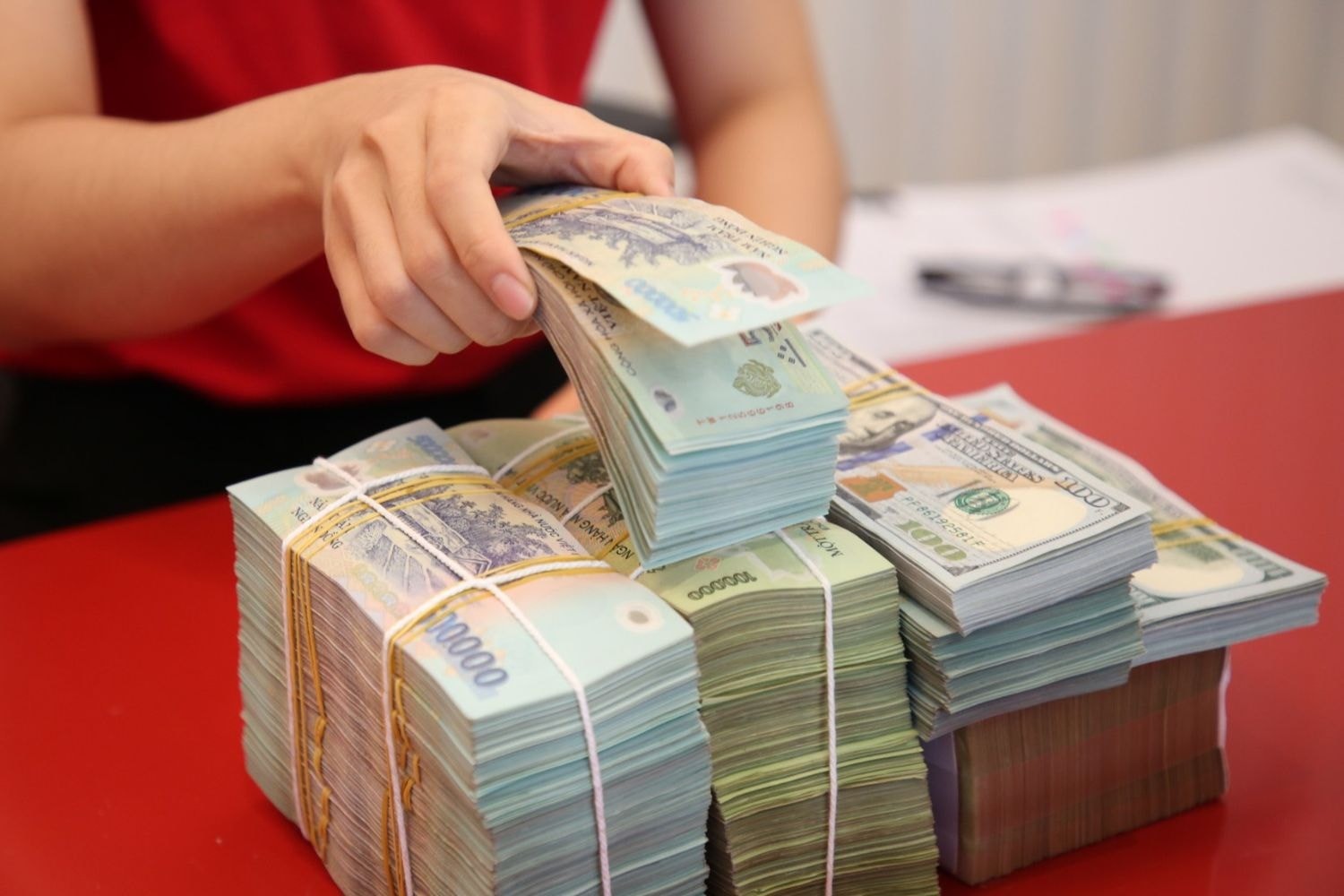 Lãi suất ngân hàng nóng trở lại: Bac A Bank vọt lên 6,2%/năm