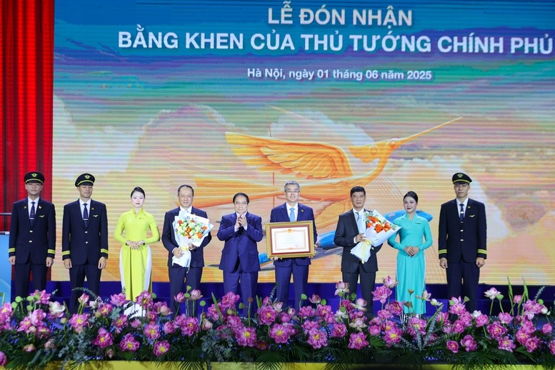 Thủ tướng Phạm Minh Chính trao Bằng khen cho Tổng công ty Hàng không Việt Nam vì những thành tích xuất sắc, đóng góp tích cực vào sự nghiệp phát triển kinh tế - xã hội và hội nhập quốc tế của đất nước - Ảnh: VGP