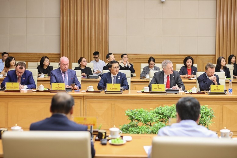 Cá đại biểu thảo luận về quan hệ thương mại Việt – Anh trong bối cảnh bất ổn kinh tế toàn cầu, đưa ra một số khuyến nghị nhằm tháo gỡ vướng mắc, hài hòa quy định, tạo thuận lợi thương mại và đầu tư - Ảnh: VGP