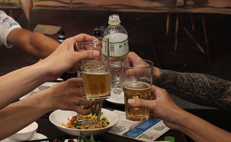 Uống đủ nước và hạn chế rượu bia là chìa khóa để bảo vệ lá gan khỏe mạnh.