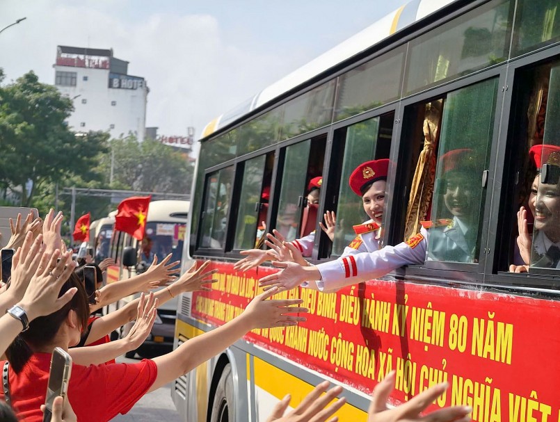 Người dân bịn rịn chia tay các đoàn diễu binh, diễu hành.