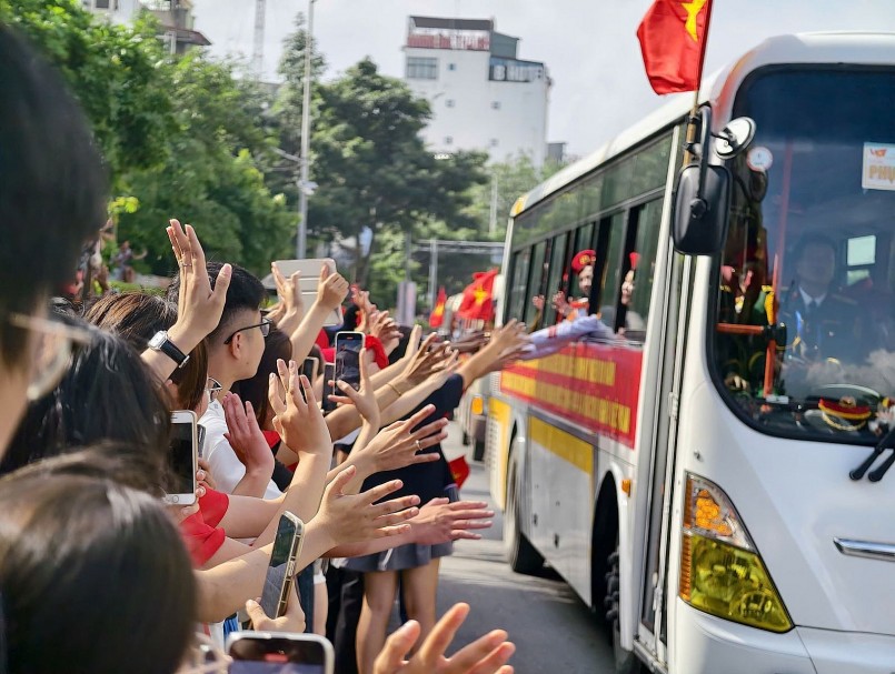 Chia tay các đoàn sau khi lễ diễu binh, diễu hành kết thúc.