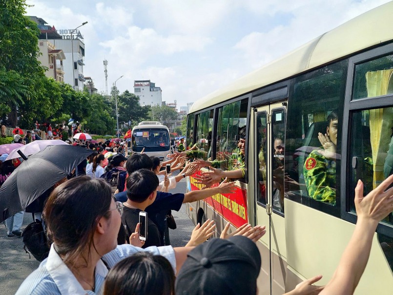 Những cái chạm tay thân thương.