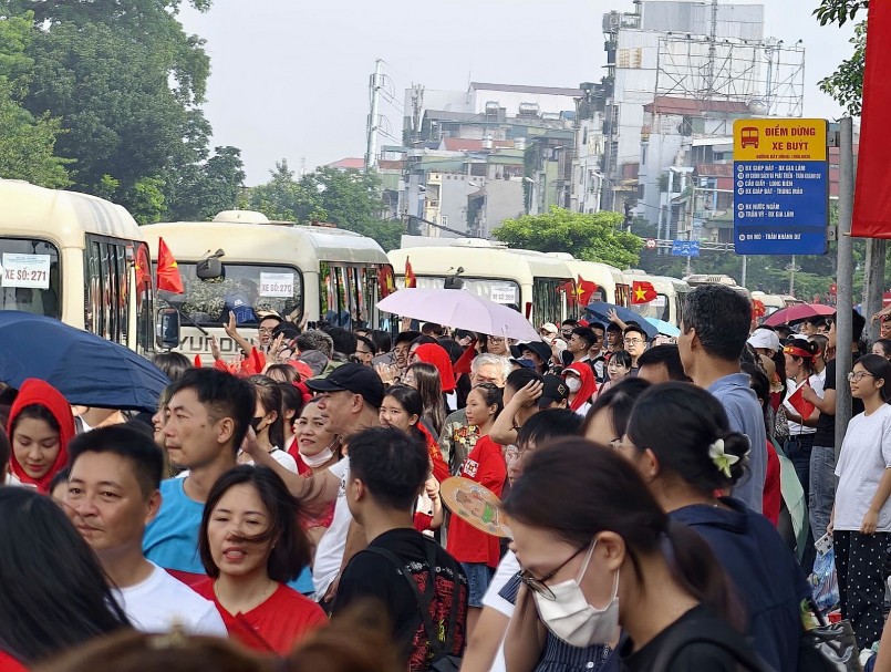 Người dân đứng chờ để chia tay các đoàn.