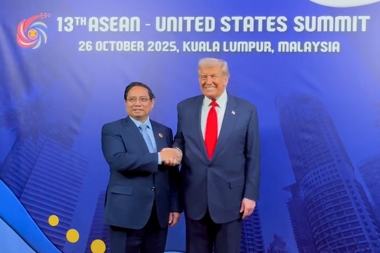 Thủ tướng Phạm Minh Chính trân trọng chuyển lời mời Tổng thống Hoa Kỳ Donald Trump thăm Việt Nam của Tổng Bí thư Tô Lâm và các nhà lãnh đạo cấp cao Việt Nam. Tổng thống Donald Trump vui vẻ nhận lời, cho biết ông rất mong muốn và sẽ thu xếp thời gian đến thăm Việt Nam - Ảnh: VGP