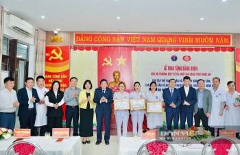 Bộ Y tế vinh danh các điều dưỡng dũng cảm, quên mình cứu bệnh nhi tại Nghệ An